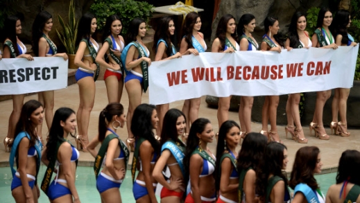 2016년 미스 어스 필리핀(Miss Earth Philippines) 선발대회 참가자들이 필리핀 마닐라의 호텔 수영장에서 포즈를 취하고 있다.AFP 연합뉴스