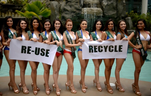 2016년 미스 어스 필리핀(Miss Earth Philippines) 선발대회 참가자들이 필리핀 마닐라의 호텔 수영장에서 포즈를 취하고 있다.AFP 연합뉴스