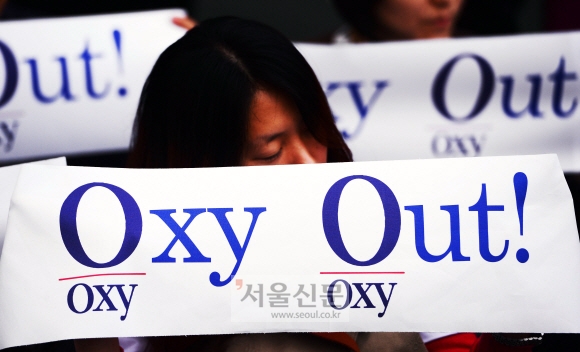‘Oxy Out!’ 피켓 들고 옥시 불매운동 하는 시민단체들
