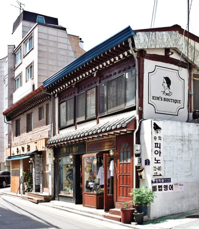 서울 종로구 옥인동의 2층 한옥 상가. 1940년대 건립된 이 건물의 1층에는 옷과 모자 등을 파는 패션 상점이 있고, 2층은 주인이 사는 주거 공간이다. 황두진건축사사무소 제공