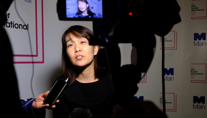 한국인 최초로 세계적 권위의 맨부커상을 수상한 소설가 한강(46)이 16일(현지시간) 영국 런던 빅토리아앤알버트 박물관 시상식장에서 언론과 인터뷰를 하고 있다.