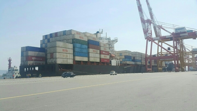 사진 설명: 지난 14일 광양항 컨테이너 부두에 입항한 이리슬해운 바시트호. 