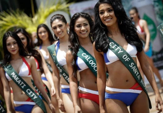 2016년 미스 어스 필리핀(Miss Earth Philippines) 선발대회 참가자들이 필리핀 마닐라의 호텔 수영장에서 포즈를 취하고 있다.EPA 연합뉴스