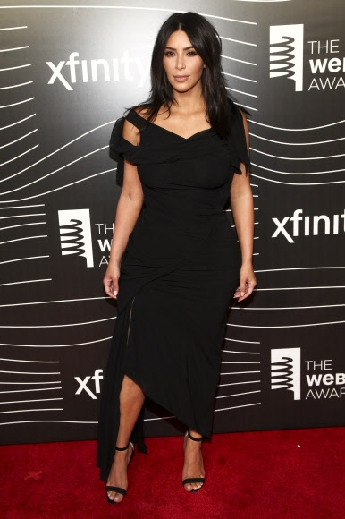 킴 카다시안이 16일(현지시간) 미국 뉴욕 치프리아니 월 스트리트에서 열린 제20회 웨비 어워드에 참석해 포즈를 취하고 있다. AP 연합뉴스