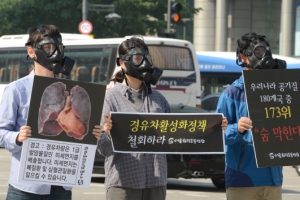 ‘경유값 인상 논란’ 속 환경부 미세먼지 주범 경유차 줄이기로
