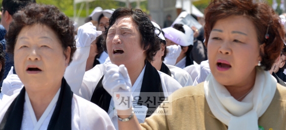 5·18 민주화운동 36주년을 하룬 앞둔 17일 광주 북구 운정동 국립5·18민주묘지에서 열린 추모행사에서 유가족들이 ‘임을 위한 행진곡’을 부르고 있다. 광주 손형준 기자 baltagoo@seoul.co.kr
