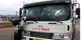 충북 청주상당경찰서 경찰관이 순찰 도중 범죄 대상이 될 수 있는 차량을 발견하고 주의를 당부하는 전단을 부착하고 있다. 상당경찰서 제공