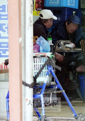 17일 낮 서울 동대문구 청량리동 A식당에서 노숙자로 보이는 남성 2명이 막걸리를 마시고 있다. 강성남 선임기자 snk@seoul.co.kr