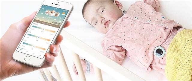 17일 서울 강남구 삼성동 코엑스에서 열린 ‘K-ICT 기술사업화 페스티벌’에서 아기의 피부 온도·호흡 상태 등을 부모의 스마트폰으로 전송하는 웨어러블 기기가 소개됐다. 한국전자통신연구원(ETRI) 제공