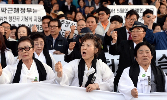 5·18 민주화운동 36주년을 하룬 앞둔 17일 광주 남구 구동 광주공원에서 열린 추모행사에 참가한 유가족들이 ‘임을 위한 행진곡’을 부르고 있다.  광주 손형준 기자 baltagoo@seoul.co.kr