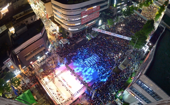 5·18 민주화운동 36주년을 하루 앞둔 17일 광주 동구 금남로 일대에서 열린 민주항쟁 전야제에 1만여명이 넘는 시민들이 참석했다. 광주 손형준 기자 baltagoo@seoul.co.kr