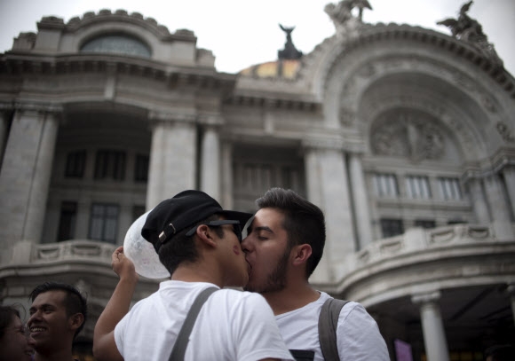 ‘국제 동성애혐오 반대의날’ 성소수자들의 키스 멕시코 멕시코시티에서 열린 ‘국제 동성애혐오 반대의 날(International Day against Homophobia)’ 행사에서 성적소수자(LGBT)들이 키스를 하고 있다. AFP 연합뉴스