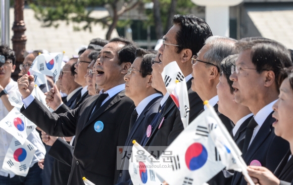 ‘굳게 다문 입’... 임을 위한 행진곡 부르지 않는 황교안 총리 