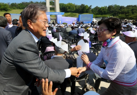 문재인 정부 첫 공식행사 5·18기념식…‘님을 위한 행진곡’ 제창