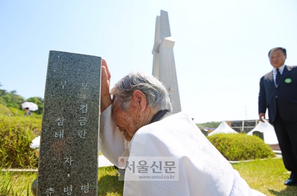 5.18 묘지 찾은 유가족 ‘그저 눈물만’