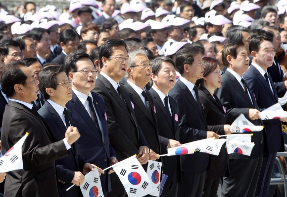 18일 광주 5·18 민주묘지에서 열린 제36주년 5·18 민주화운동 정부 기념식에서 참석자들이 임을 위한 행진곡을 합창하는 동안 황교안 국무총리가 노래를 부르지 않고 입을 굳게 다물고 있다.  광주 손형준 기자 boltagoo@seoul.co.kr