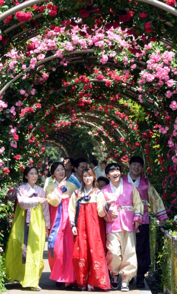 18일 서울 중랑구 묵동 수림대공원에서 ‘2016 서울 장미축제’ 오픈 행사가 열려 한복을 차려입은 젊은이들이 장미 터널을 걷고 있다. 강성남 선임기자 snk@seoul.co.kr