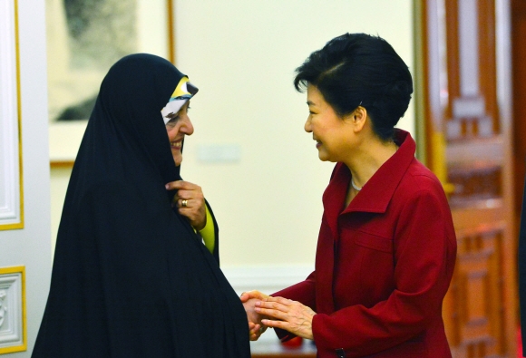 박근혜 대통령이 18일 청와대에서 방한 중인 마수메 엡테카 이란 부통령을 접견하며 인사를 나누고 있다.  안주영 기자 jya@seoul.co.kr