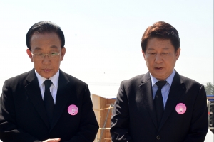 5·18행사에 참석한 경북도지사, 대구시장! 영호남 화합 민주화 기념식으로