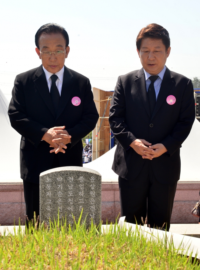 김관용(왼쪽) 경북도지사가 18일 국립 5·18민주묘지에서 열린 제36주년 5·18민주화운동 기념식에 참석한 뒤 권영진 대구시장과 함께 민주묘역 앞에서 묵념하고 있다. 경북도 제공　 　··