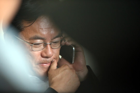 정진석 새누리당 원내대표가 18일 충남 공주에 있는 지역구 사무실에서 주먹을 쥔 채 전화를 받고 있다.   연합뉴스