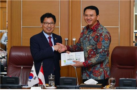 서울시의회 강감창 부의장(왼쪽)이 17일 시의회의원 일행들과 함께 인도네시아를 방문, 푸르나마 자카르타주지사(오른쪽)를 예방하고 서울 첨단교통정보시스템 협력을 논의하고 악수를 나누고 있다.