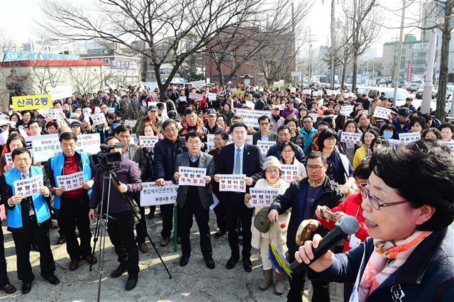 홍 구청장(앞줄 오른쪽)이 통합예비군훈련장 주민 반대모임에서 연설하고 있다.   부평구 제공
