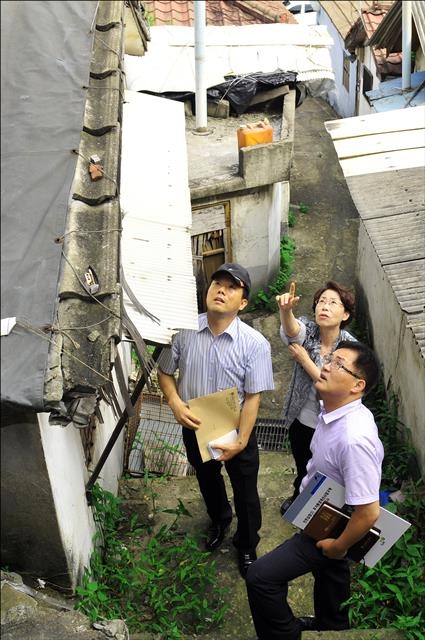 홍미영(가운데) 부평구청장이 뉴스테이(기업형 임대주택) 사업이 이뤄질 십정2구역을 살펴보고 있다.   부평구 제공