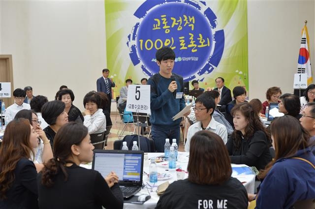 지난 17일 양천구청 대강당에서 열린 교통정책 100인 토론회에서 주민들이 지역 교통 현안에 대해 이야기를 나누고 있다. 양천구 제공