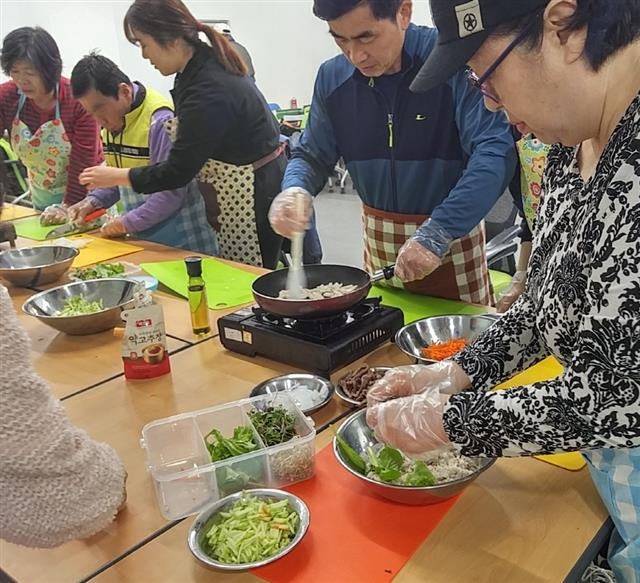 관악구 장애인 요리교실에서 참가자들이 텃밭에서 키운 채소로 요리를 하고 있다. 관악구 제공