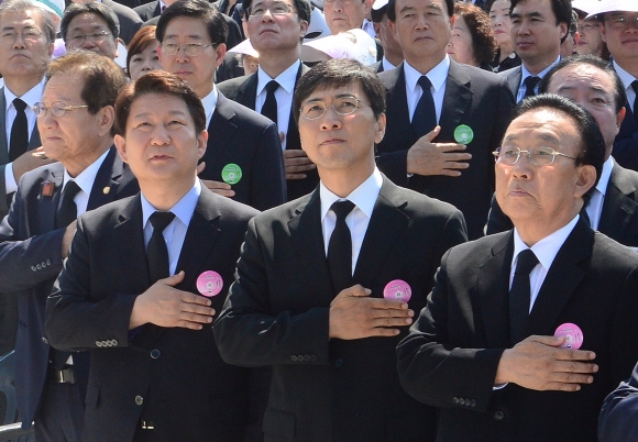 18일 오전 광주 북구 운정동 국립5·18민주묘지에서 열린 5·18 민주화운동 36주년 기념식에 참석한 권영진(앞줄 왼쪽부터) 대구시장과 안희정 충남지사, 김관용 경북지사가 국민의례를 하고 있다.  광주 손형준 기자 boltagoo@seoul.co.kr