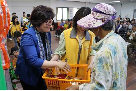서울시의회 김영한의원(왼쪽)은 18일 송파종합사회복지관에서 ‘희망마차 식품나눔행사’를 갖고 참가자들에게 생활용품을 전달하고 있다.