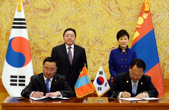19일 몽골 엘 벡 도르지 몽골대통령이 공식방한하여 한.몽골 정상회담이후  EDCF 협력 MOU서명식을 하고있다.  안주영 기자 jya@seoul.co.kr