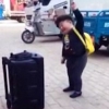 [잼난영상] ‘너무 귀여워~!’스피커 앞 춤추는 어린 중국 소년
