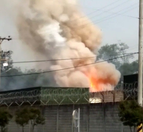 19일 가스 폭발사고가 난 경북 칠곡군 왜관읍 미군부대 캠프캐롤에서 화염과 연기가 치솟고 있다.  연합뉴스