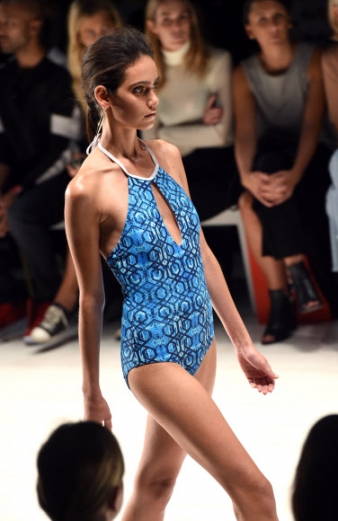 19일(현지시간) 호주 시드니에서 열린 ‘호주 패션 위크(Fashion Week Australia)’에서 모델이 ‘아쿠아 블루(Aqua Blu)’의 수영복을 선보이고 있다.<br>AFP 연합뉴스