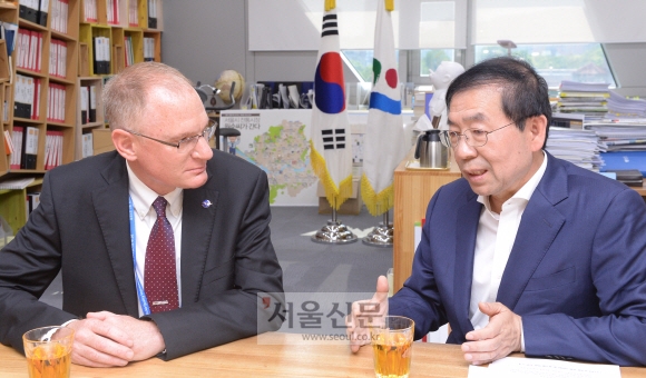 19일 서울시청 시장실에서 박원순(오른쪽) 서울시장이 대기연구전문가인 배리 래퍼 박사에게 서울시 대기질 개선 방향에 대한 이야기를 하고 있다. 최해국 선임기자 seaworld@seoul.co.kr