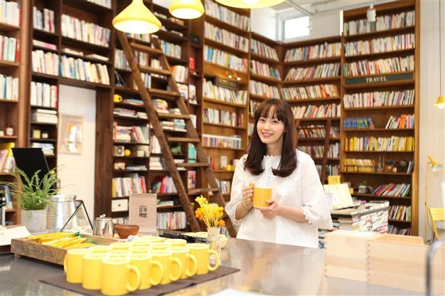 배우 이나영이 모카책방을 홍보하고 있다. 동서식품 제공