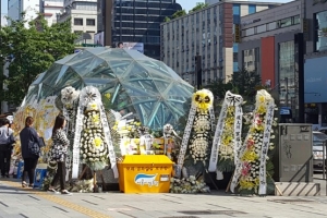 ‘강남역 묻지마’ 사건 추모현장 넘치는 애도 글에 서초구 게시판 추가 설치