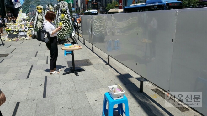 19일 서초구에서 강남역 묻지마 살인사건의 희생자를 애도하며 설치한 추모 게시판. 서초구 제공