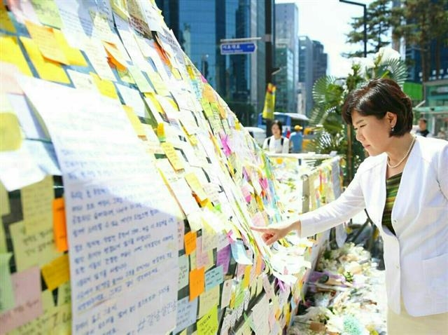 19일 조은희 서울 서초구청장이 ‘강남역 묻지마 살인 사건’의 희생자를 애도하기 위해 마련된 추모 게시판에 메모지를 붙이고 있다. 서초구 제공.