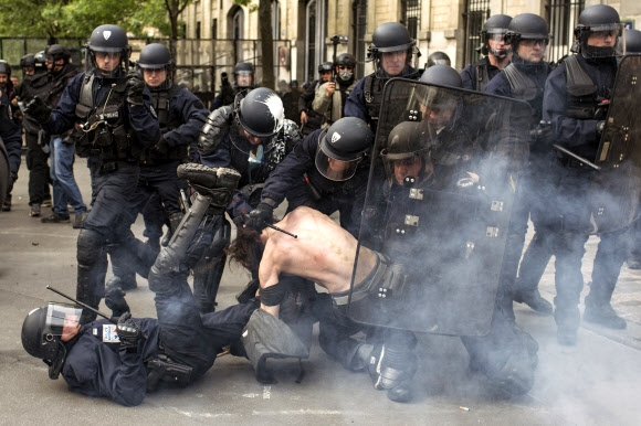 프랑스 노동법 개혁안을 반대하는 시위대에 경찰까지 맞불 시위를 놓으면서 시위가 점점 격화되는 양상을 보이고 있다. (AP=연합뉴스)
