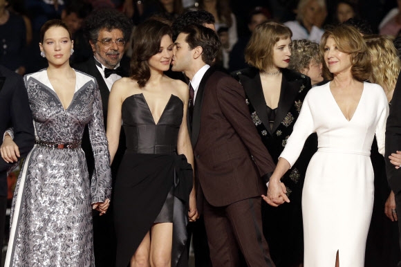 배우 레아 세이두, 마리옹 꼬띠아르, 디렉터 자비에 돌란과 배우 나탈리 베이(왼쪽부터)가 19일(현지시간) 남 프랑스에서 열린 제69회 칸 국제영화제에서 포즈를 취하고 있다.AP 연합뉴스