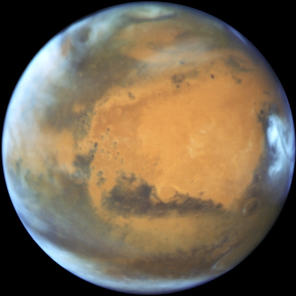 미국 항공우주국(NASA)은 오는 22일(현지시간) 태양과 화성이 지구를 사이에 두고 정반대 편에 놓일 예정이라고 예보했다. 이때 태양,지구,화성 순으로 놓이게 되지만 완벽히 정렬되지는 않는다. 사진은 지난 12일 NASA가 제공한 화성의 모습. AP 연합뉴스