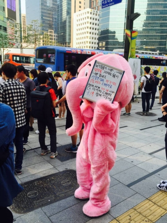강남역 추모 현장에 나타난 핑크 코끼리. SNS 캡처.