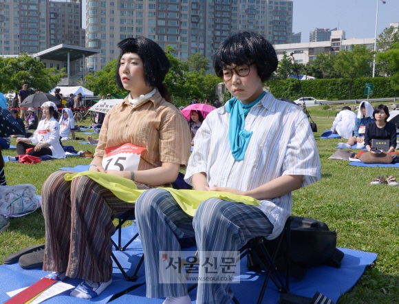 22일 오후 서울 이촌한강공원 청보리밭 일대에서 열린 2016 한강 멍때리기 대회에서 참가자들이 생각에 잠겨있다.  최해국 선임기자 seaworld@seoul.co.kr