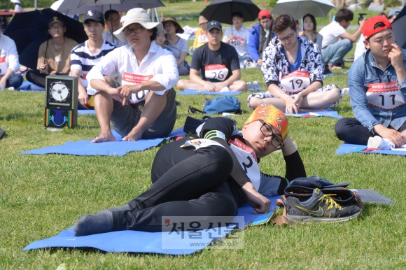 22일 오후 서울 이촌한강공원 청보리밭 일대에서 열린 2016 한강 멍때리기 대회에서 참가자들이 생각에 잠겨있다. 최해국 선임기자 seaworld@seoul.co.kr