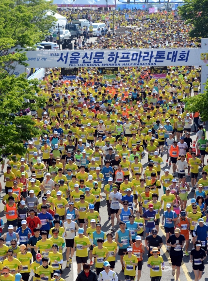 더위도 막지 못했다… 1만여명의 ‘질주 본능’