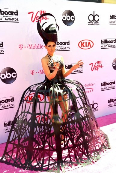 싱어송라이터 Z LaLa가 22일(현지시간) 미국 네바다주 라스베이거스 티 모바일 아레나에서 열린 2016 빌보드 뮤직 어워드에 참석해 포토월에서 포즈를 취하고 있다. AFP 연합뉴스