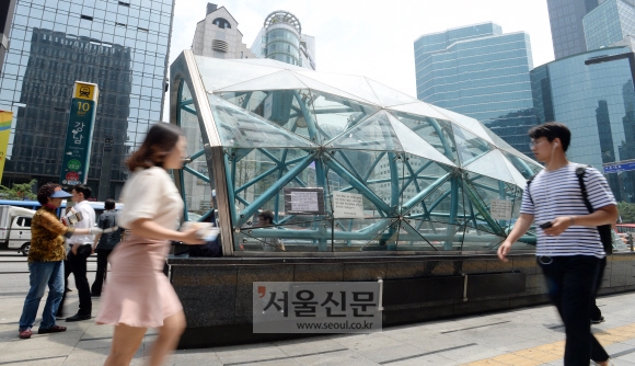23일 서울 서초구 강남역 10번 출구에 빽빽하게 붙어 있던 추모 메모 대신 이전과 관련된 안내문이 붙어 있다. 손형준 기자 boltagoo@seoul.co.kr 